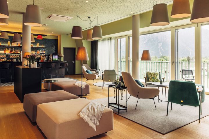 Lobby lounge