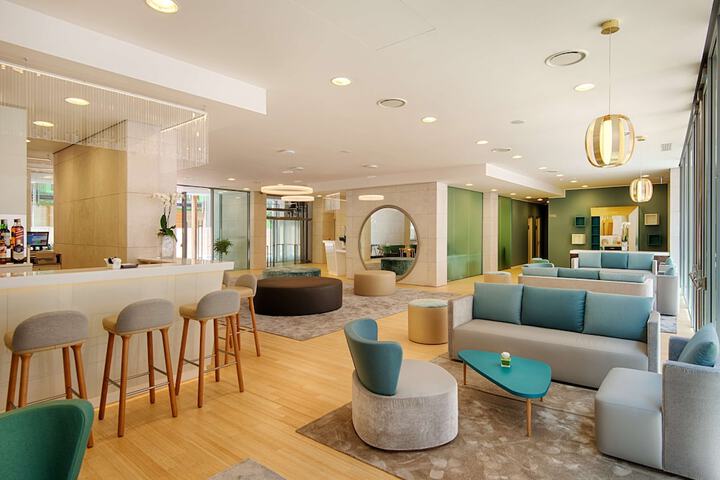 Lounge 27 of 41