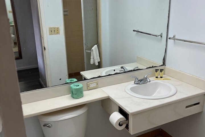 Room 6 of 9