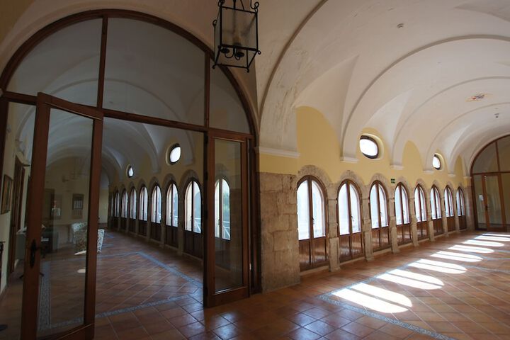 Ballroom/Hall 65 of 96