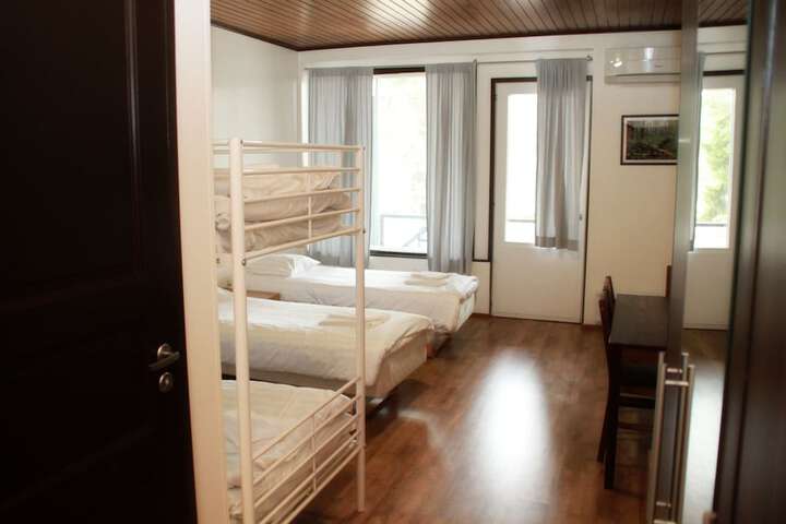 Room 8 of 100
