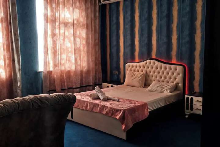 Room 4 of 9