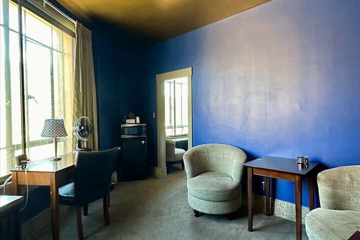 Interior Economy Queen Bed Pet Friendly (36 of 47)