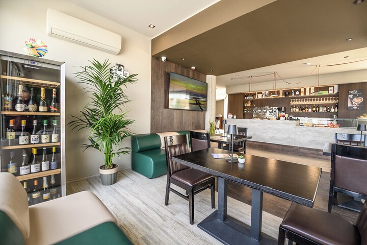Lounge 70 of 89