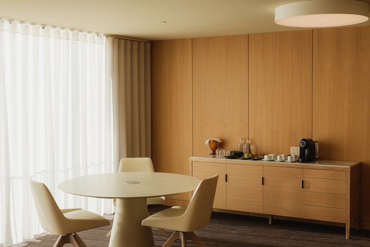 Lounge 68 of 75