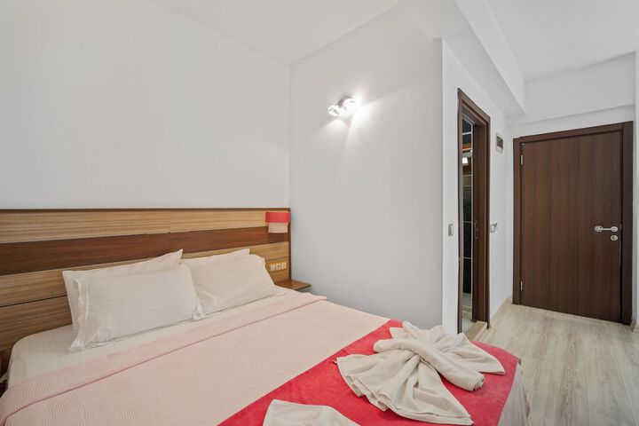 Room 6 of 84