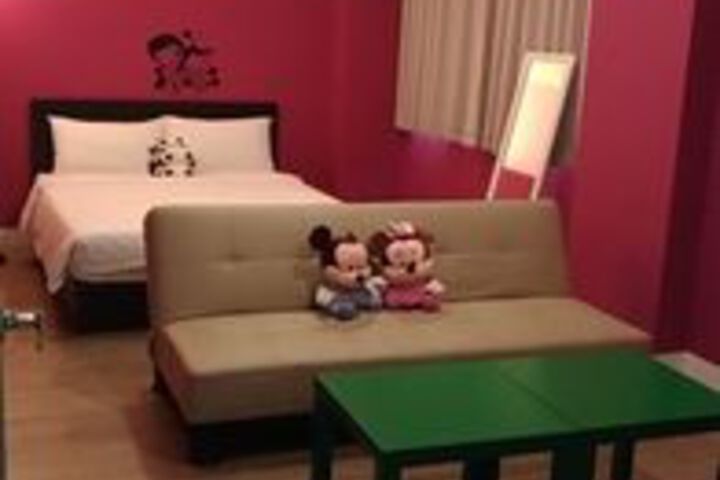 Room 6 of 16