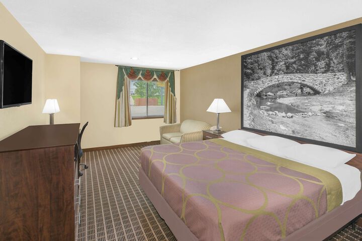 1 King Bed (2 of 13)