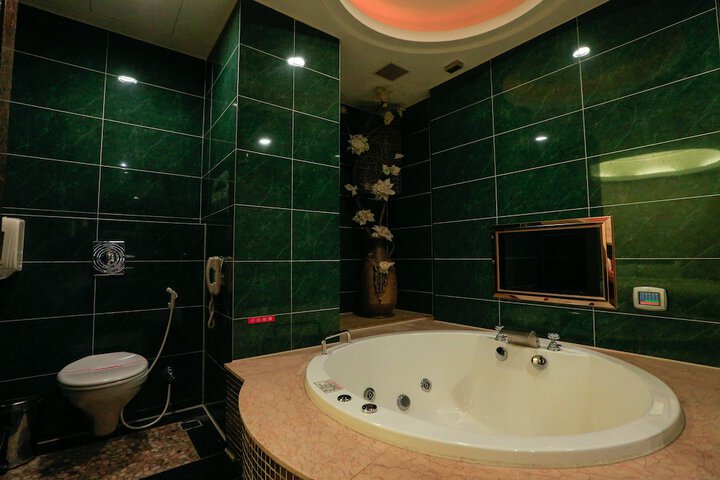 Hot Tub 34 of 51