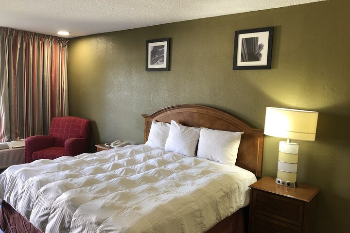 1 King Bed (1 of 19)