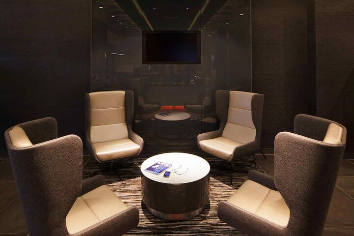 Lounge 44 of 53