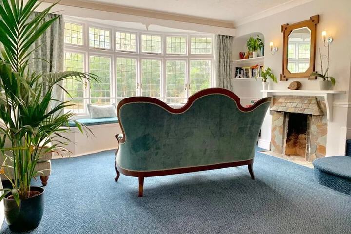 Lounge 104 of 122
