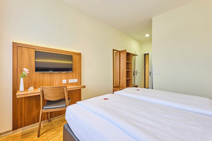 Room 4 of 33