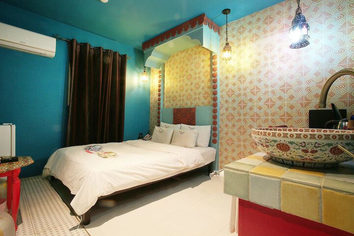 Room 9 of 11