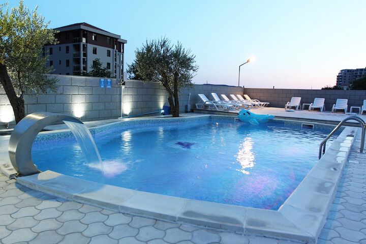Pool 44 of 65