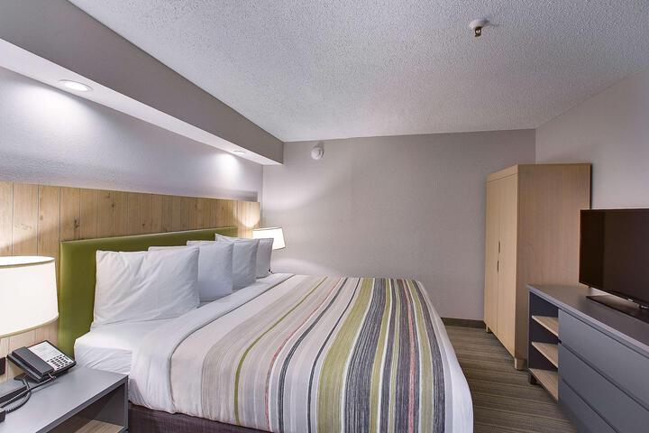 1 King Bed (12 of 19)