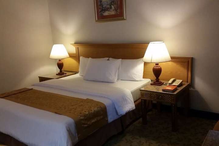 Room 9 of 34