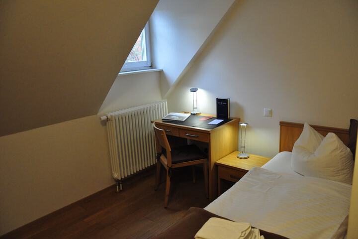 Room 9 of 27