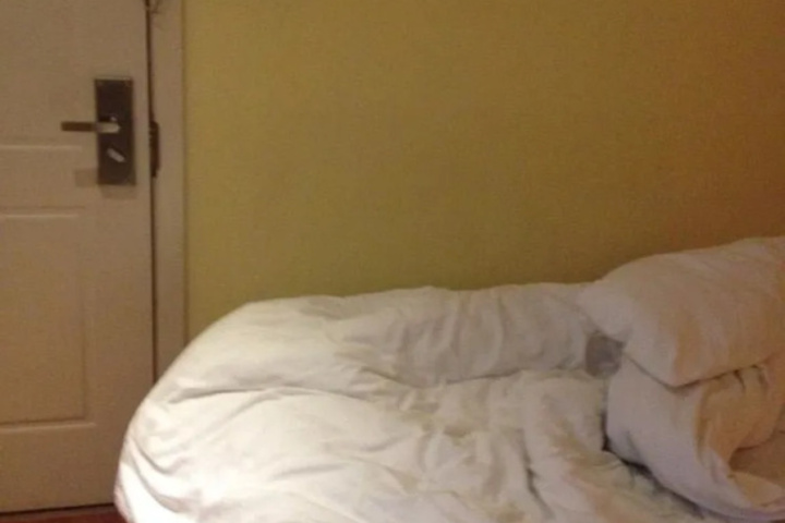 Room 6 of 10