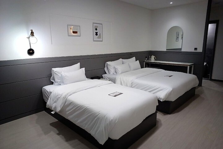 Room 10 of 20