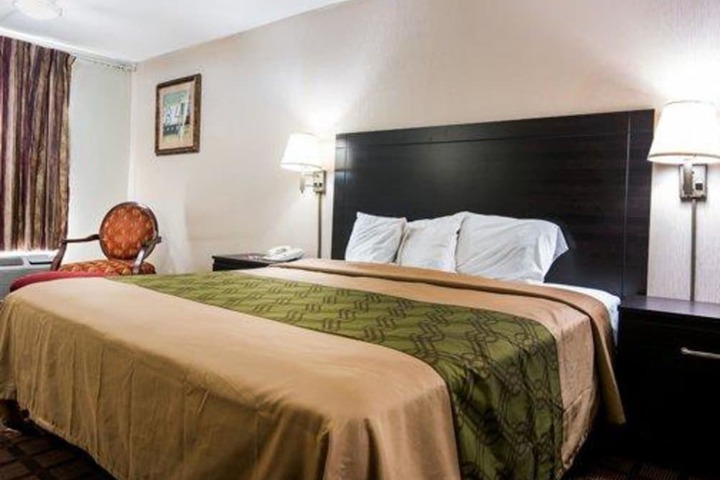 1 King Bed (5 of 5)