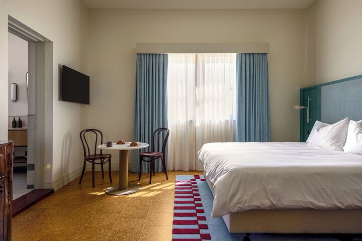 Room 6 of 13