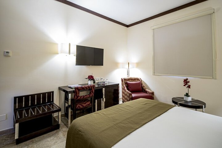 Room 4 of 18