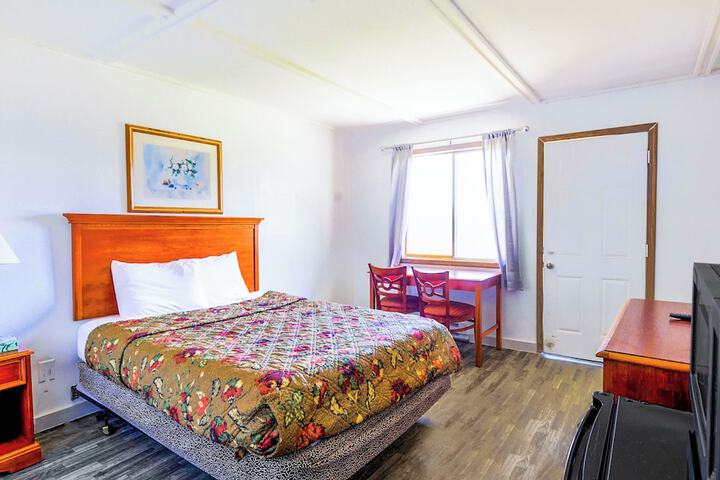 1 Queen Bed (9 of 20)