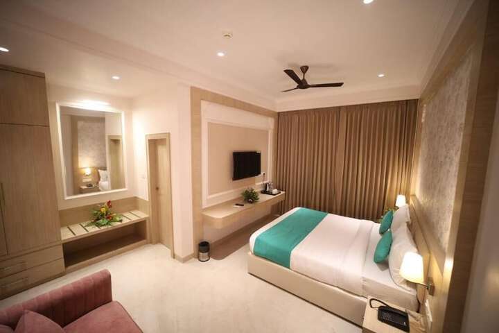 Room 9 of 28