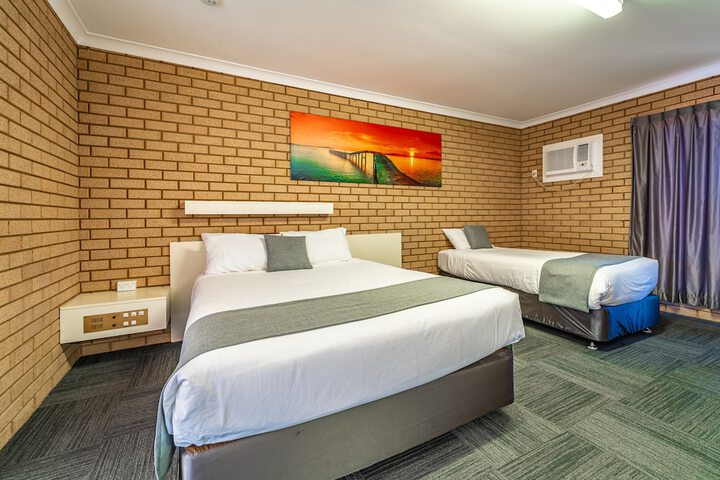 Room 13 of 33