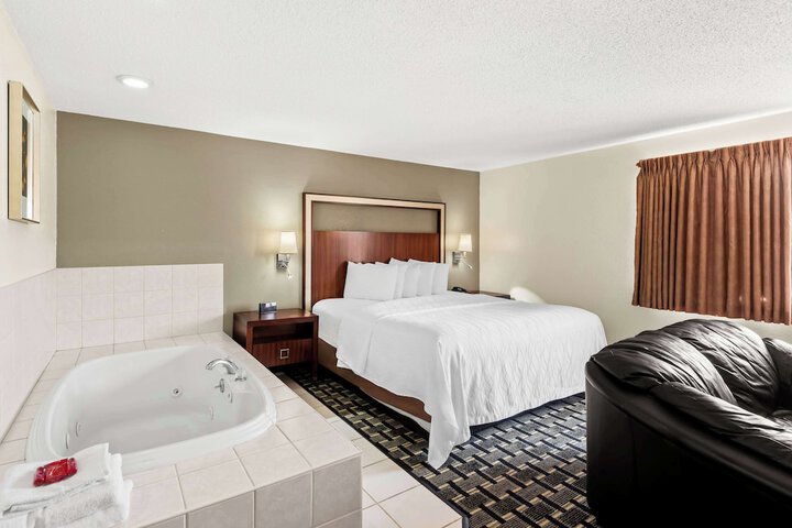 1 King Bed (6 of 14)