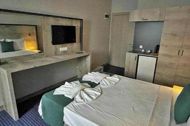 Room 8 of 12