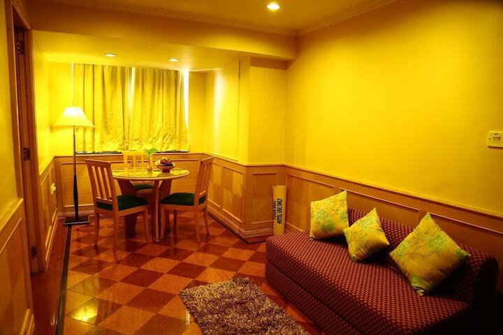 Room 12 of 18