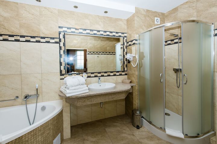 Room 42 of 122