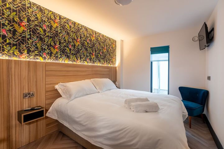 Room 10 of 13