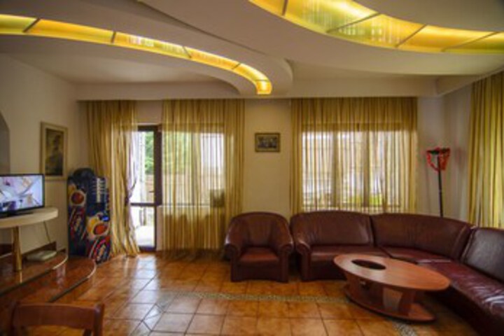 Lounge 14 of 47