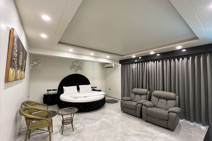Room 13 of 35
