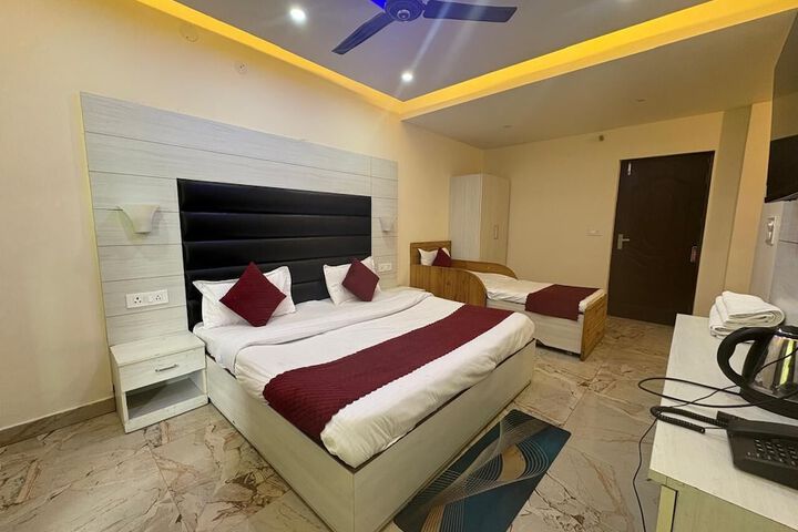 Room 5 of 10