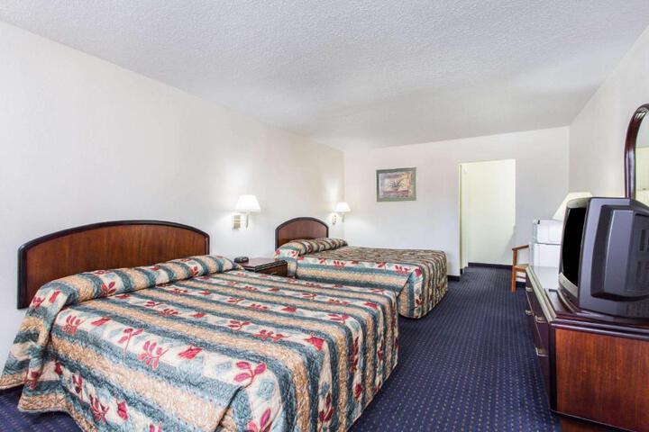 1 Queen Bed (2 of 11)