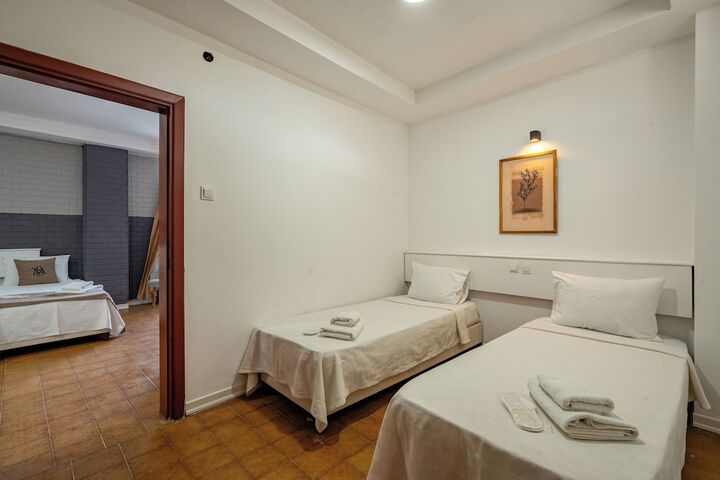 Room 8 of 28