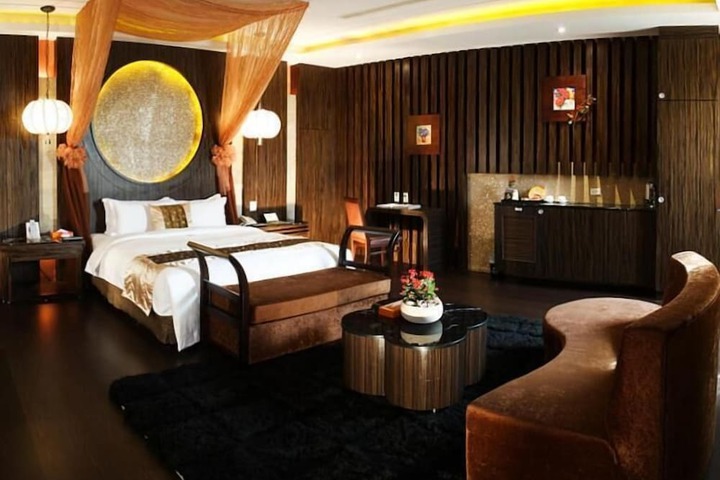 Room 6 of 80
