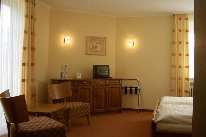 Room 3 of 27