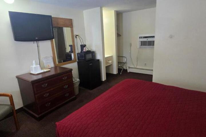 1 Queen Bed (5 of 6)