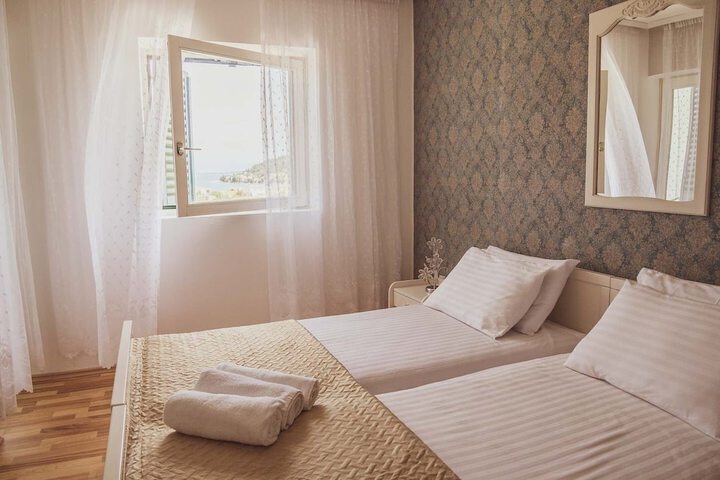 Room 28 of 102
