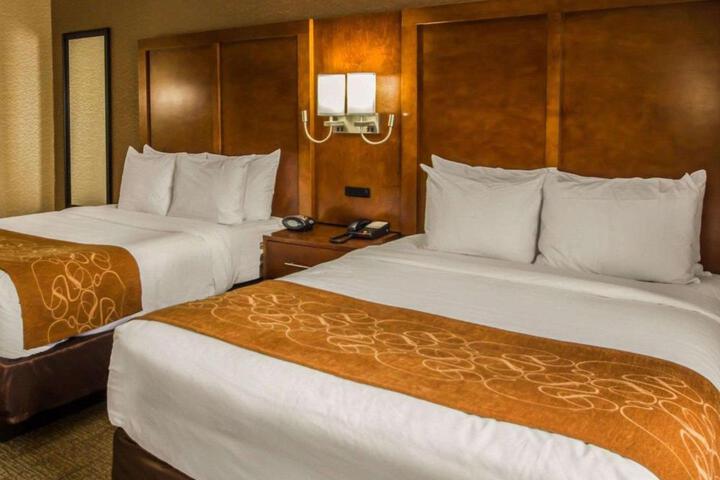 2 Queen Beds (10 of 20)