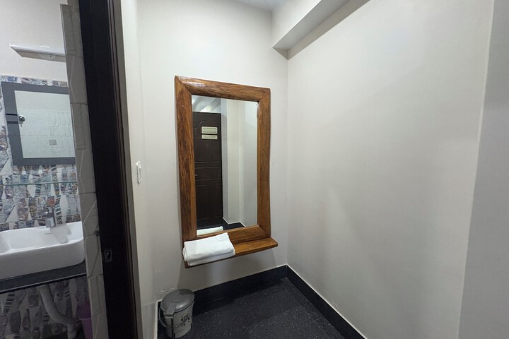 Room 33 of 48