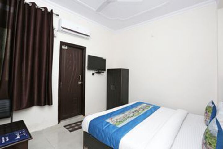 Room 10 of 19