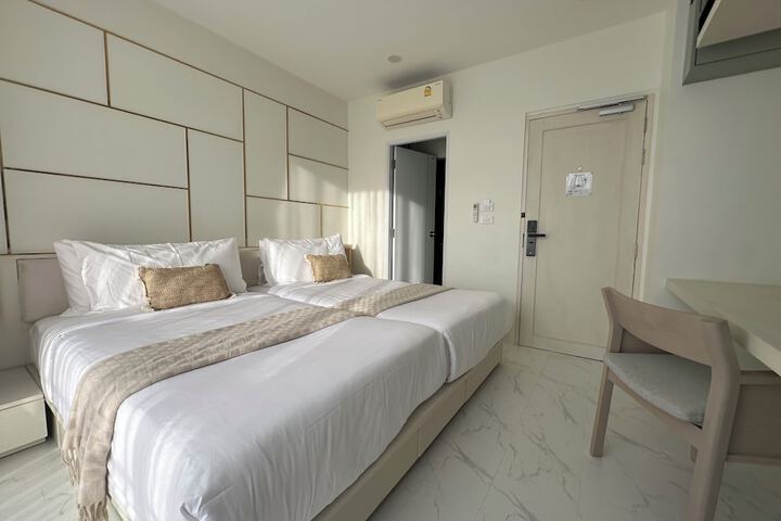 Room 13 of 33