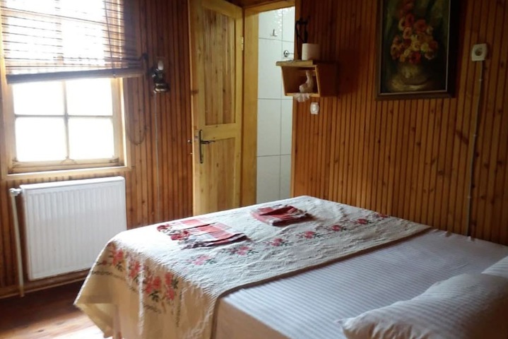 Room 6 of 12