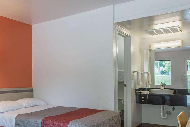 1 Queen Bed (1 of 8)